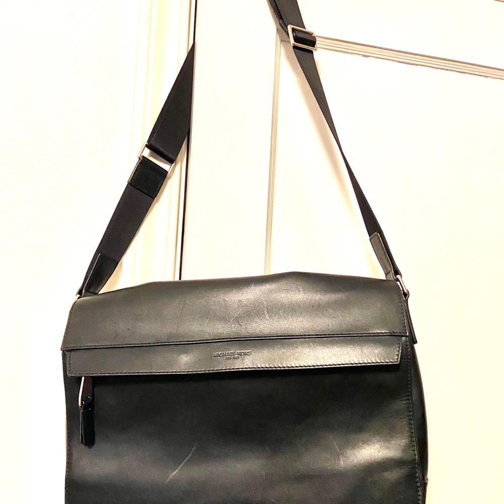 Michael Kors Messanger/Laptop Shoulder Bag - Picture 9 of 9